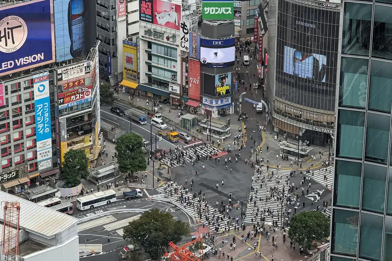 The crossing and the mouth of Center-gai in daylight