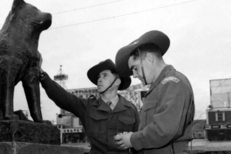 Soldiers on leave at the Hachīkō statue in 1946
